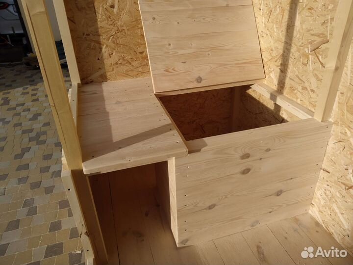 Вольер для собаки с большой деревянной будкой