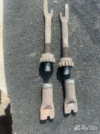 Распорки задних колодок VW Transporter T4 барабаны