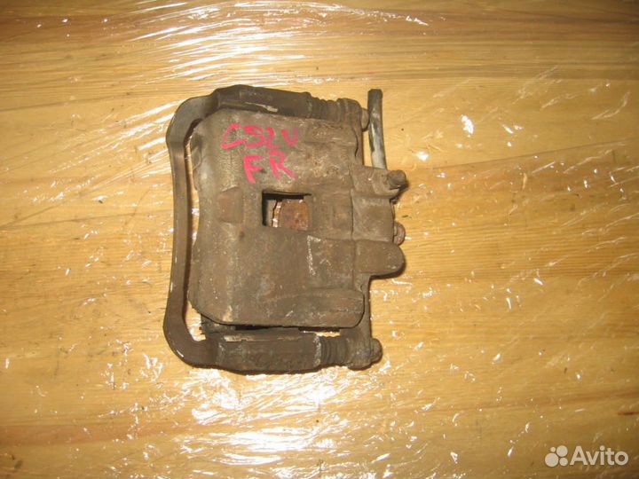 Суппорт перед право Mitsubishi CS2V Lancer '03-'08