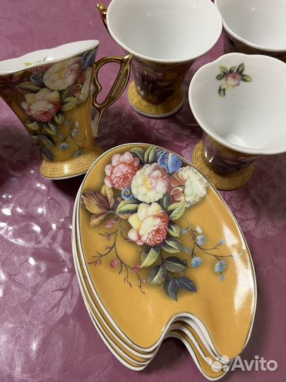 Кофейные чашки с блюдцами