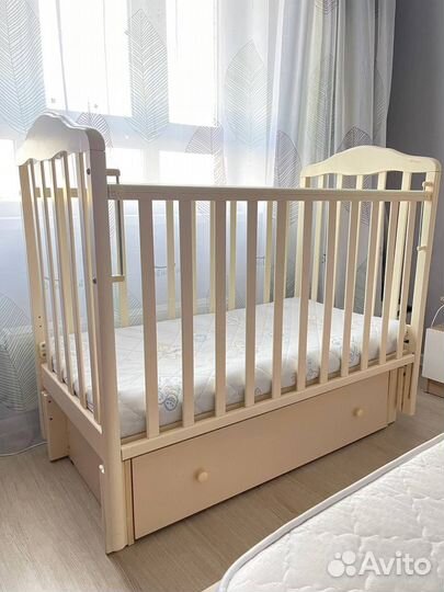 Детская кроватка с маятником