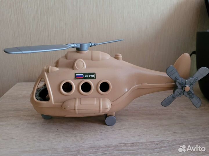 Игрушка вертолет и пилот