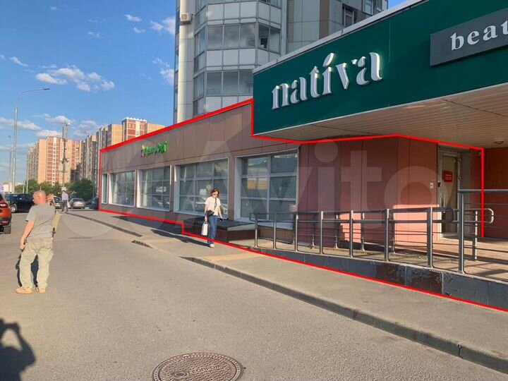 У витрины торговая площадь, 17 м²