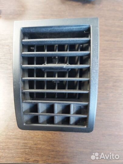 Дефлектор воздушный правый Volkswagen Touareg 1