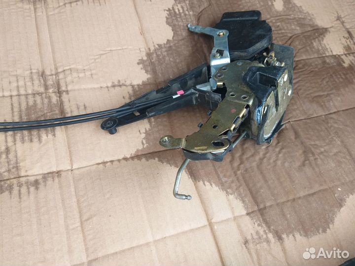 Замок левый передний двери на тойоту короллу