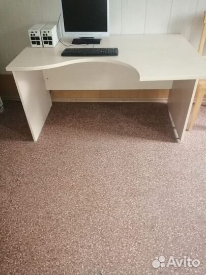 Компьютерный стол белый