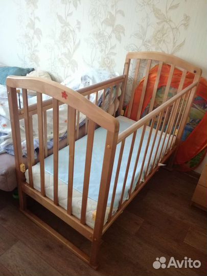 Детская кроватка с поперечным маятником