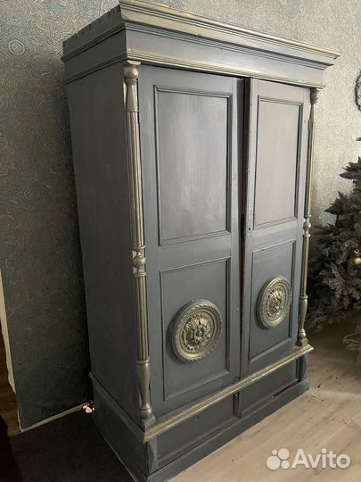 Старинный шкаф