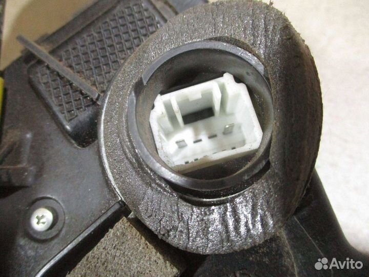 Замок двери передней правой Toyota Corolla (E120)