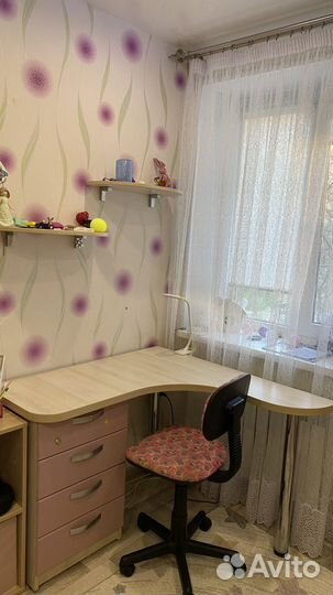 Угловой письменный стол с полками