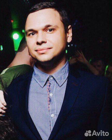 Музыкант, диджей, певец с оборудованием