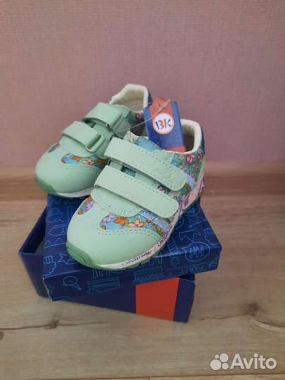 Кроссовки для девочки новые