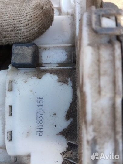 Замок двери передний правый Volkswagen Polo 3 1996