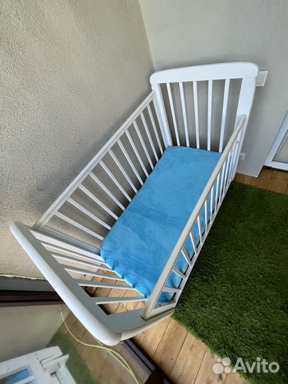 Детская кроватка с маятником и ящиком, цвет белый
