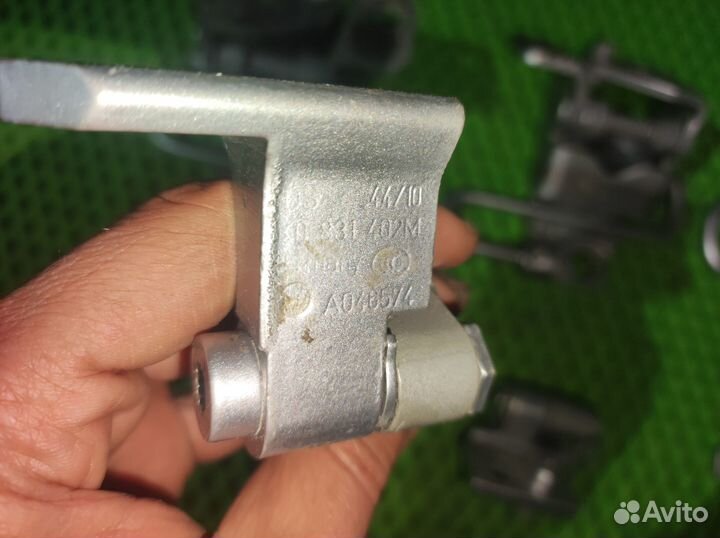 Петля двери передней задней Volkswagen Golf Plus