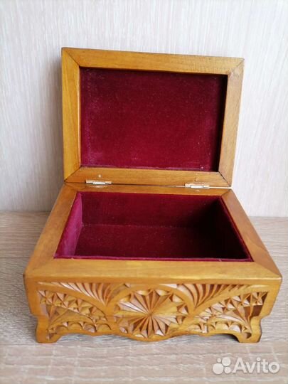 Шкатулка деревянная резная