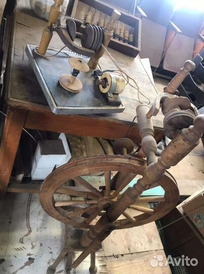 Прялка электрическая и деревянная старинная
