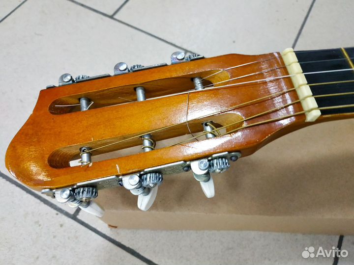 Акустическая гитара с широким грифом
