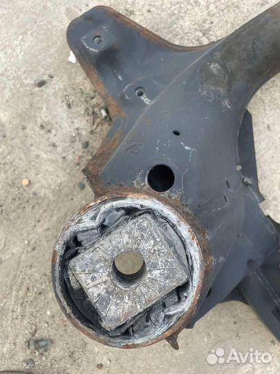 Подрамник передний 7L0499030T