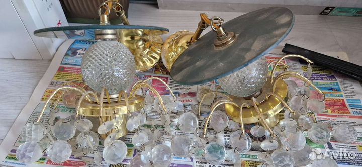 2 одинаковые люстры