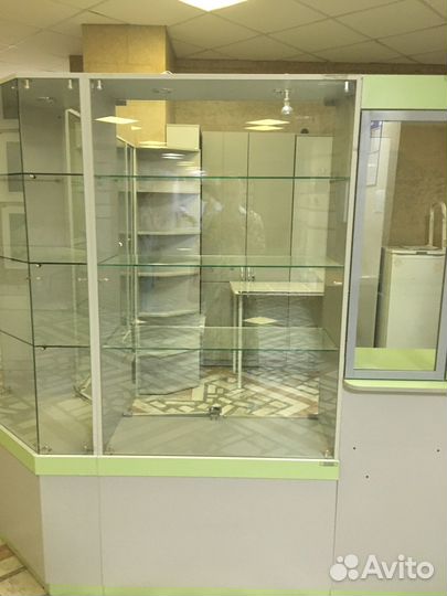 Продаю торговое оборудование (витрины)