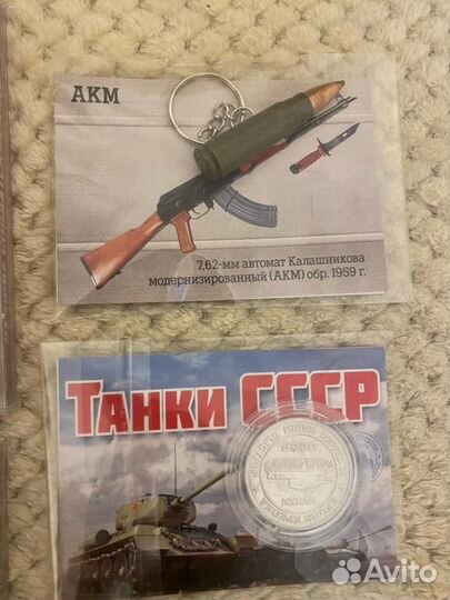 2 CD армейские хиты, брелок, манета танка