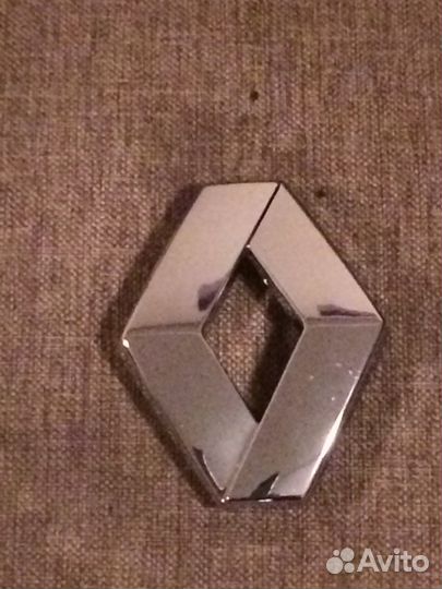 Эмблема решетки радиатора Renault Logan фаза 2