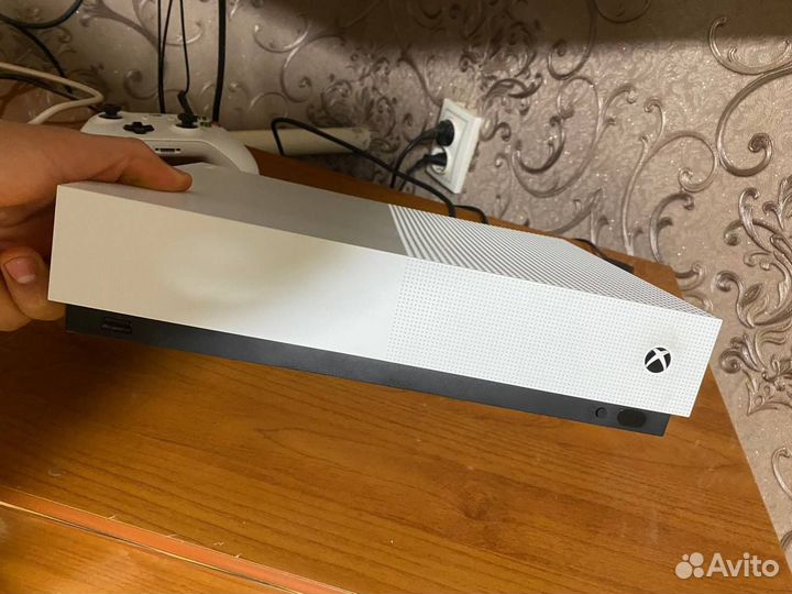 Xbox one s 2 геймпада 1tb