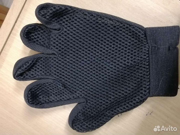 Перчатка для вычесывания шерсти