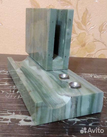 Канцелярский предмет из камня