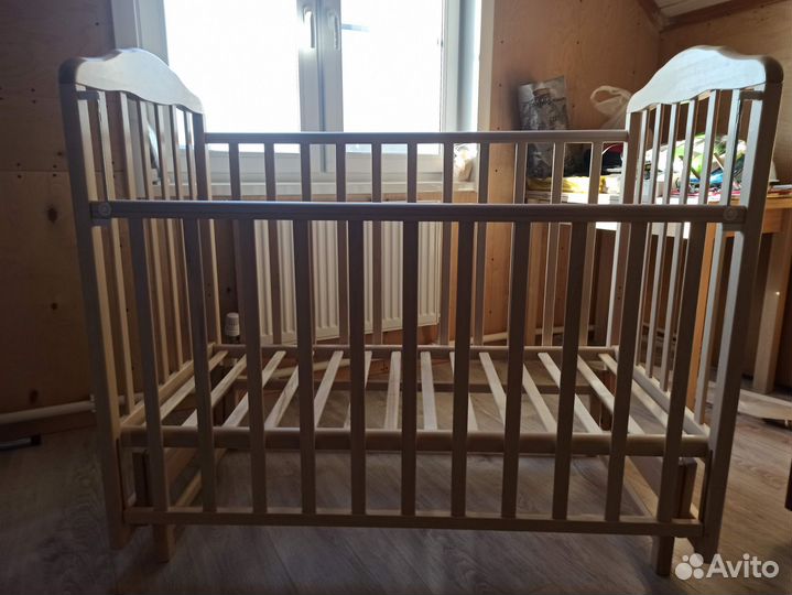 Детская кроватка с маятником