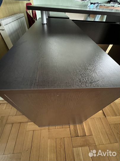 Угловой письменный стол с полками