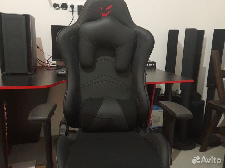 Компьютерное кресло, стол