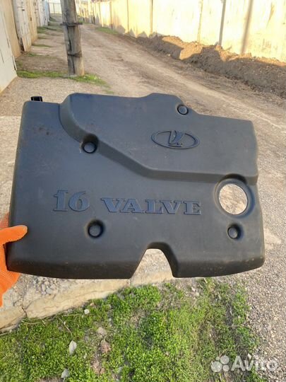 Декоративная накладка на 124 двигатель