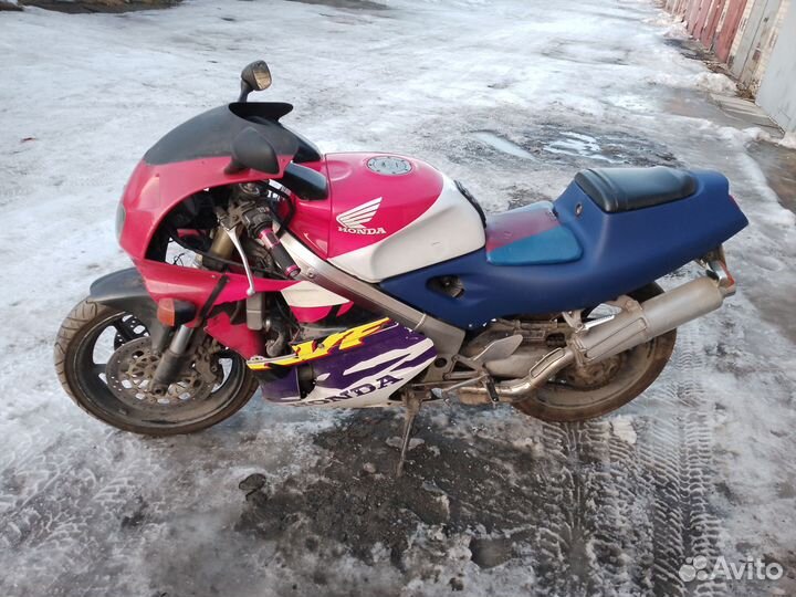 Honda RVF 400nc35