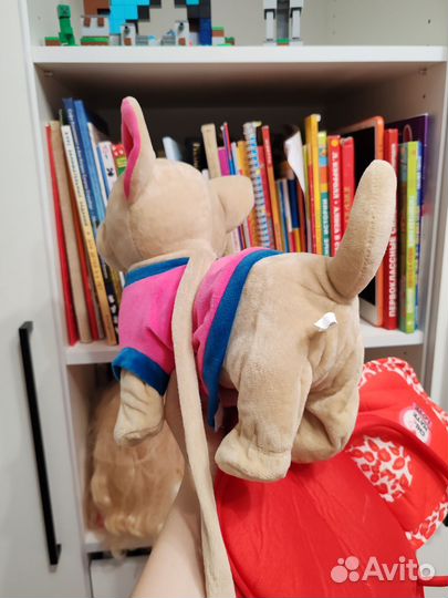 Игрушка собака на поводке с сумкой гавкает