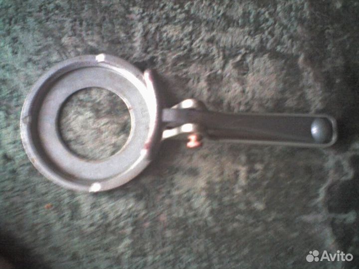 Приспособление для снятия металлических крышек