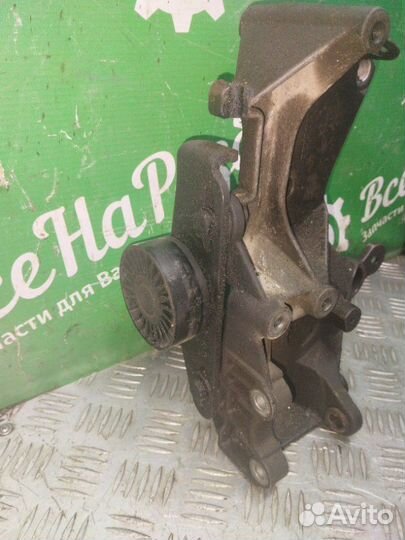 Кронштейн генератора Renault Logan 1