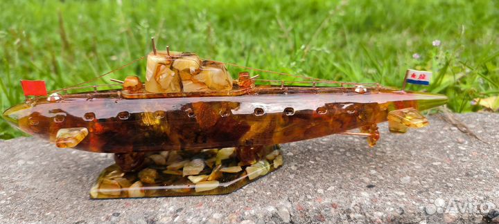 Подводная лодка из янтаря