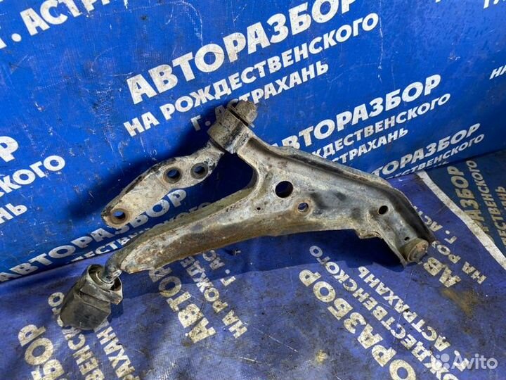 Передний левый рычаг Nissan Primera P10 седан 1993