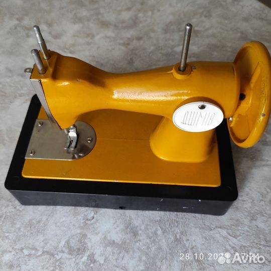 Детская игрушка швейная машинка