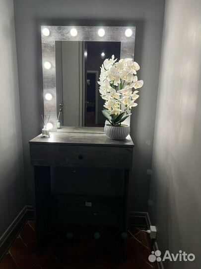 Туалетный столик с зеркалом и подсветкой