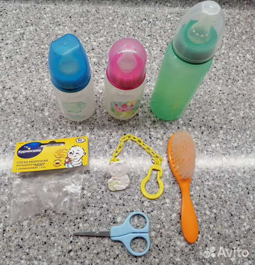 Бутылочки, ножницы, расчёска и прищепка для пустыш