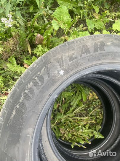 Goodyear EfficientGrip 215/60 R17