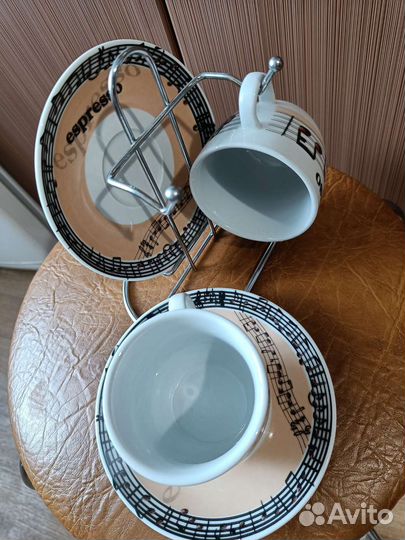 Набор кофейных чашек с блюдцами на подставке