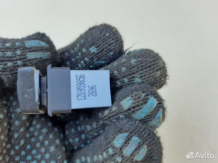 Кнопка правого стеклоподъемника Skoda Octavia A5