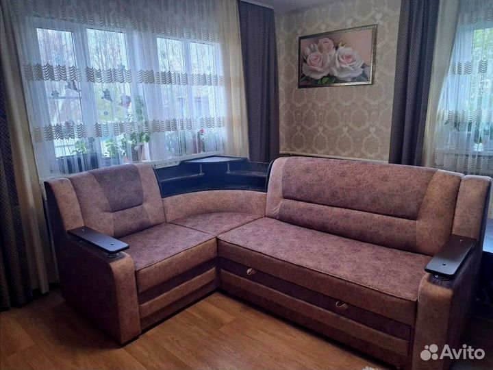 Угловой диван с баром