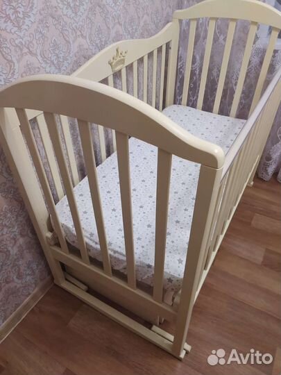 Детская кроватка с универсальным маятником