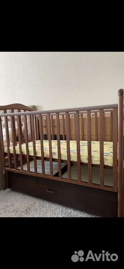 Детская кроватка с продольным маятником