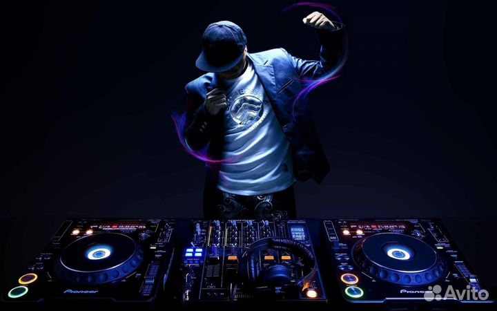 Ведущий и диджей со своей аппаратурой